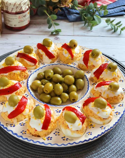 Huevos Rellenos de Bonito con Pimientos del Piquillo