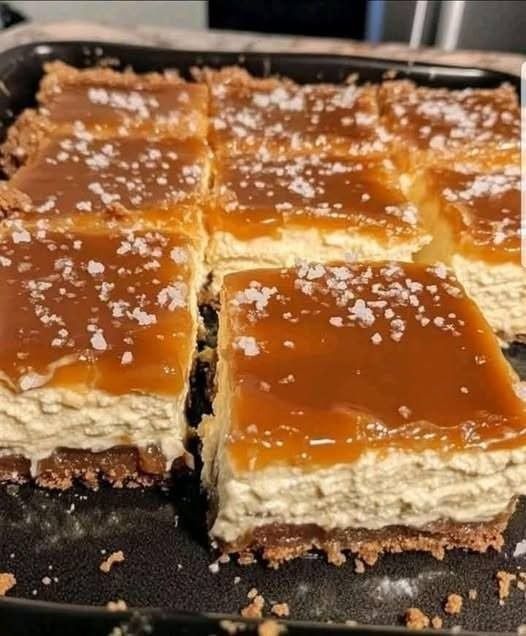 Barras de Cheesecake con Caramelo Salado