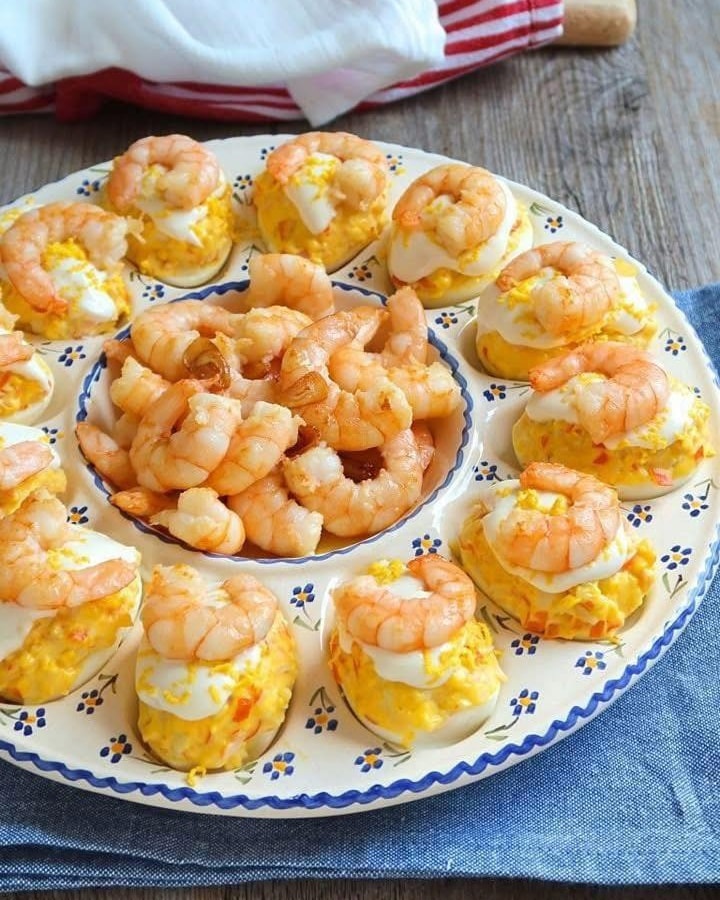 Huevos rellenos con gambas al ajillo