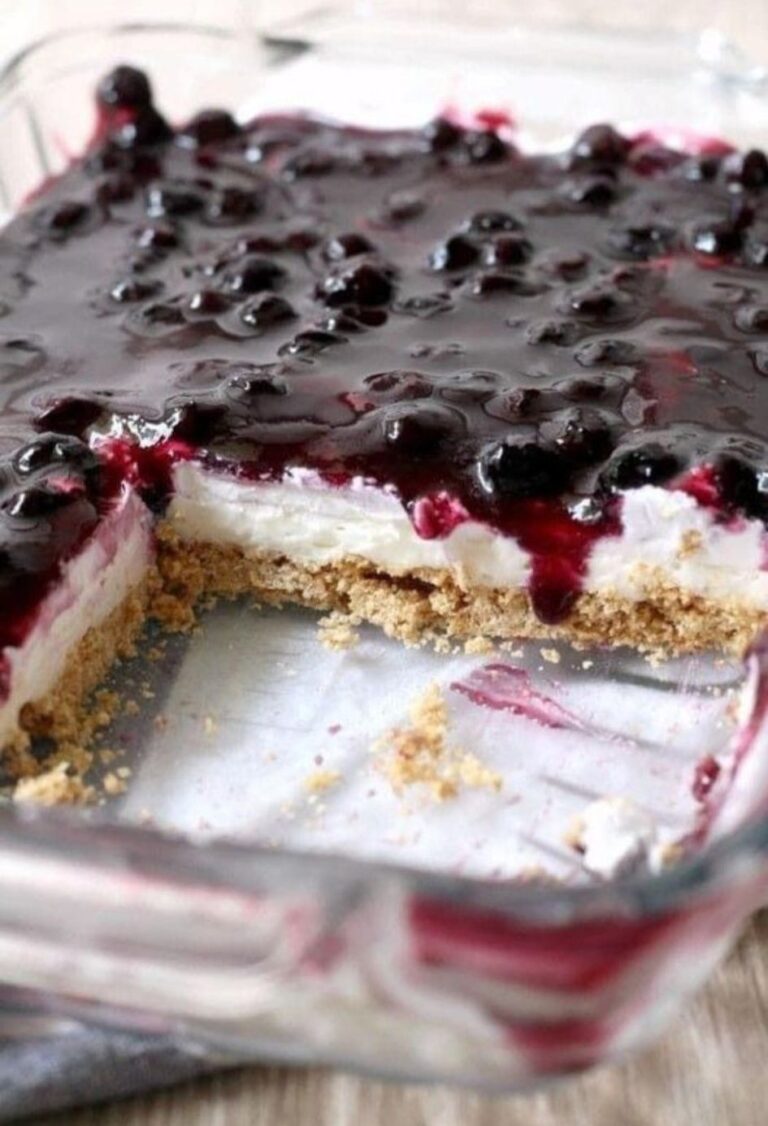 Delicioso pastel italiano de moras