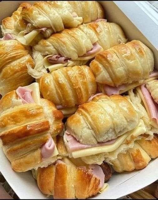 Croissants Caseros de Jamón y Queso: El Placer Irresistible del Hojaldre Crujiente con Relleno Fundente