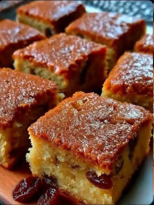 Cuadrados de Pastel de Vainilla con Pasas Doradas