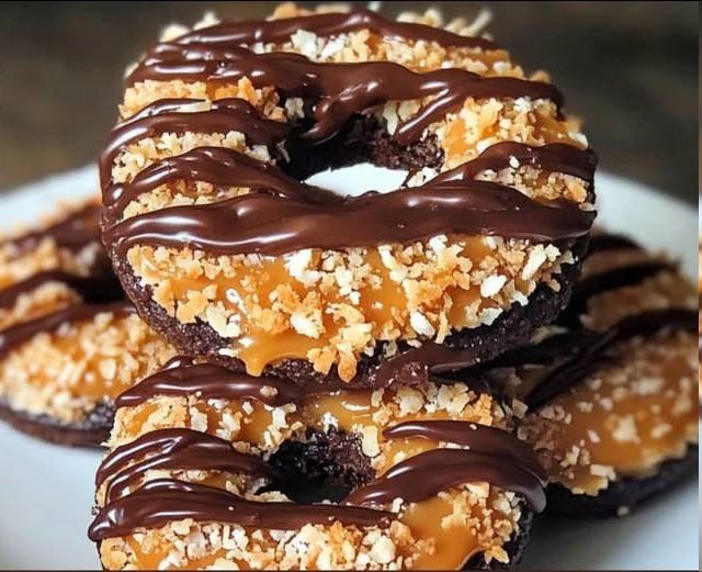 Samoas Caseras: Deliciosas Galletas de Coco, Caramelo y Chocolate al Estilo Girl Scouts